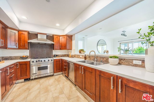 951 Granville Avenue 202, Los Angeles, CA 90049