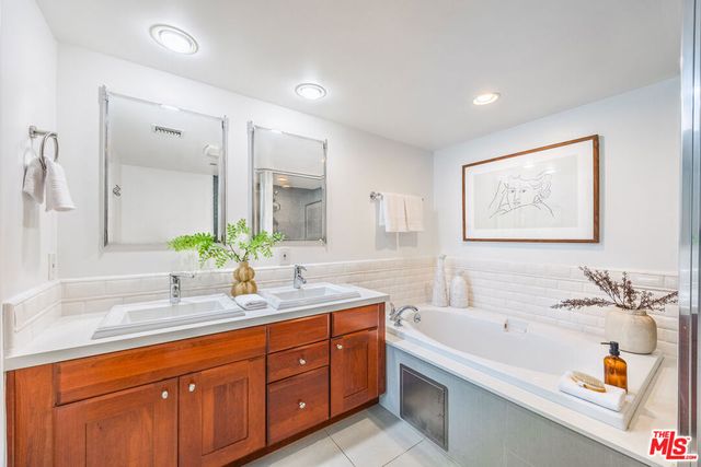 951 Granville Avenue 202, Los Angeles, CA 90049