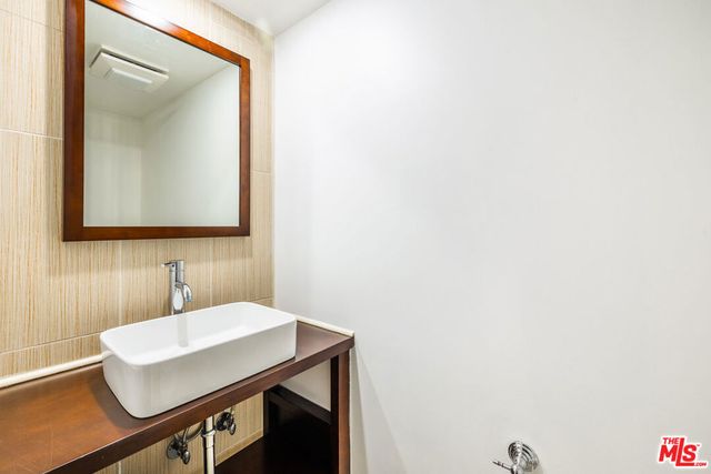 951 Granville Avenue 202, Los Angeles, CA 90049