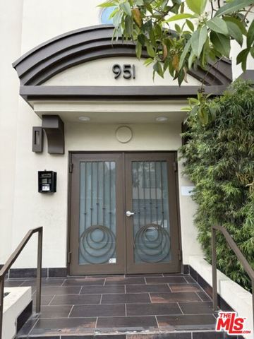 951 Granville Avenue 202, Los Angeles, CA 90049
