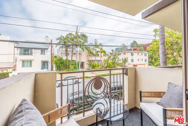951 Granville Avenue 202, Los Angeles, CA 90049