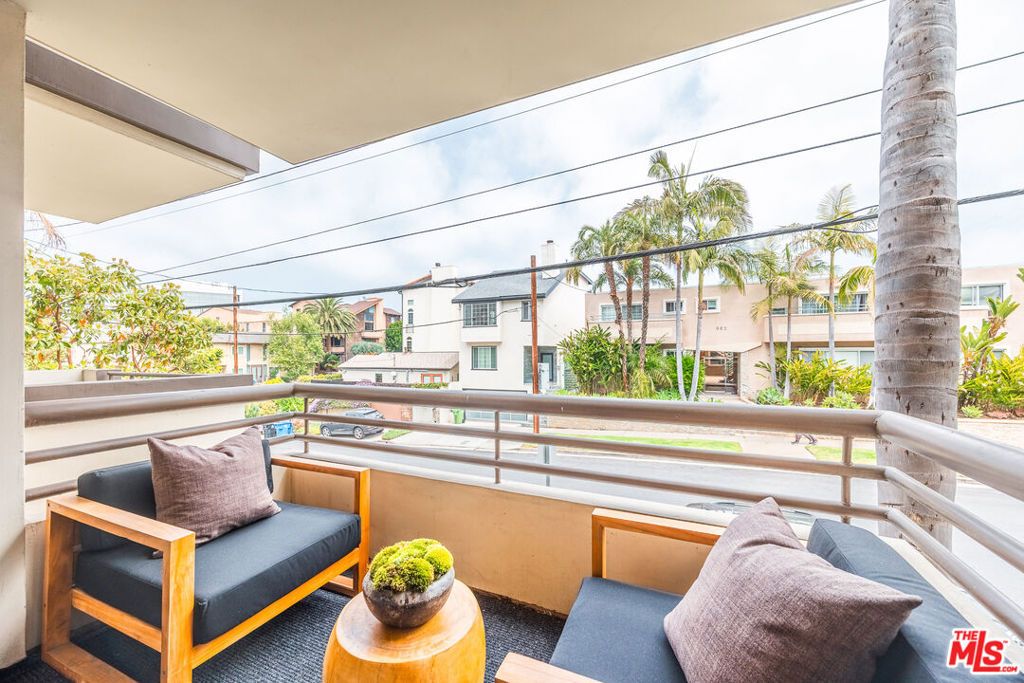 951 Granville Avenue 202, Los Angeles, CA 90049