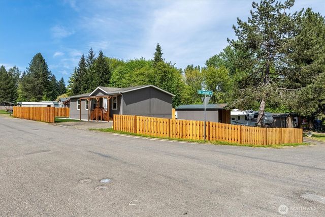 101 Sir Lancelot Drive, Castle Rock, WA 98611