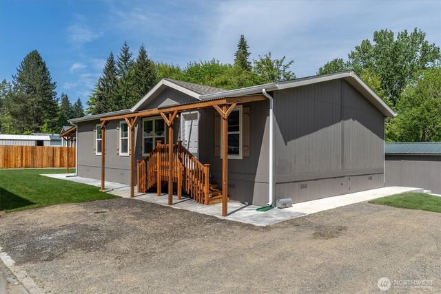 101 Sir Lancelot Drive, Castle Rock, WA 98611