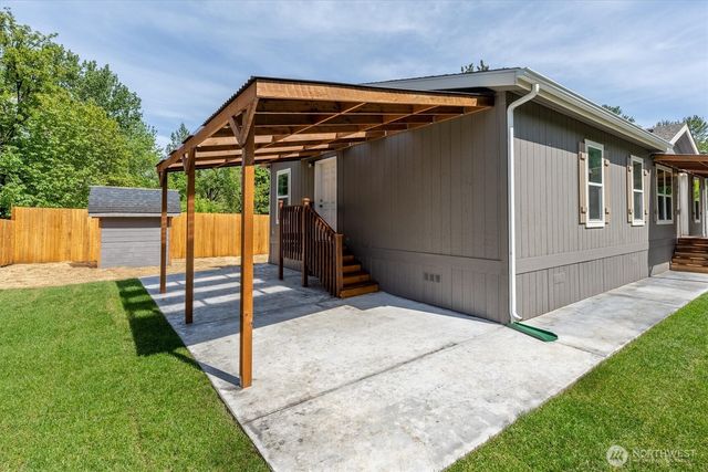 101 Sir Lancelot Drive, Castle Rock, WA 98611
