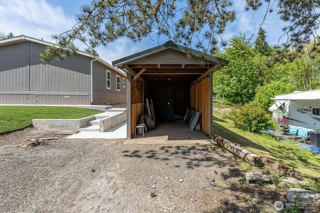 101 Sir Lancelot Drive, Castle Rock, WA 98611
