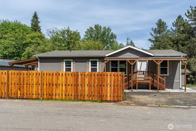 101 Sir Lancelot Drive, Castle Rock, WA 98611