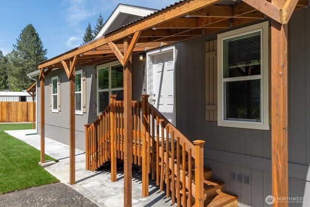 101 Sir Lancelot Drive, Castle Rock, WA 98611
