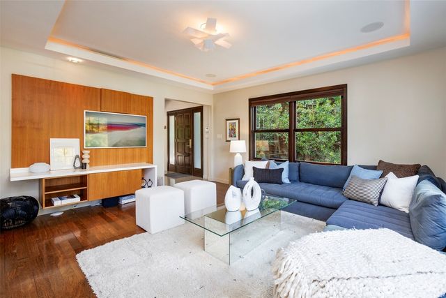 734 10th Avenue E, Seattle, WA 98102
