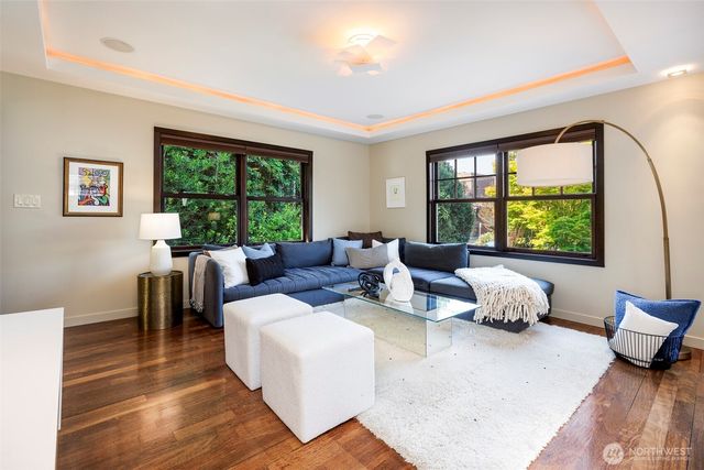 734 10th Avenue E, Seattle, WA 98102