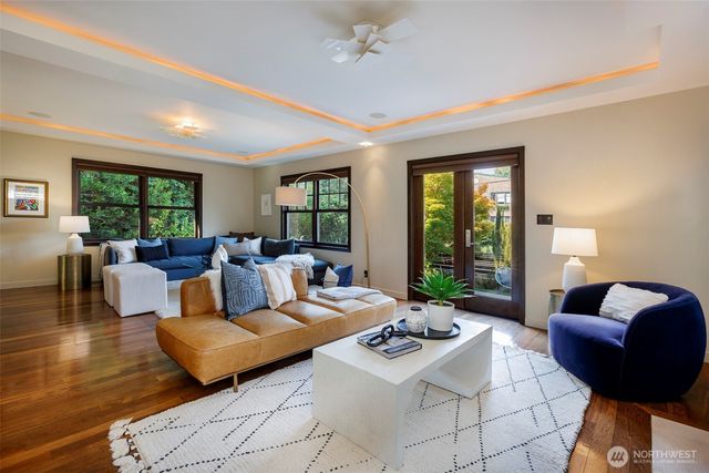 734 10th Avenue E, Seattle, WA 98102