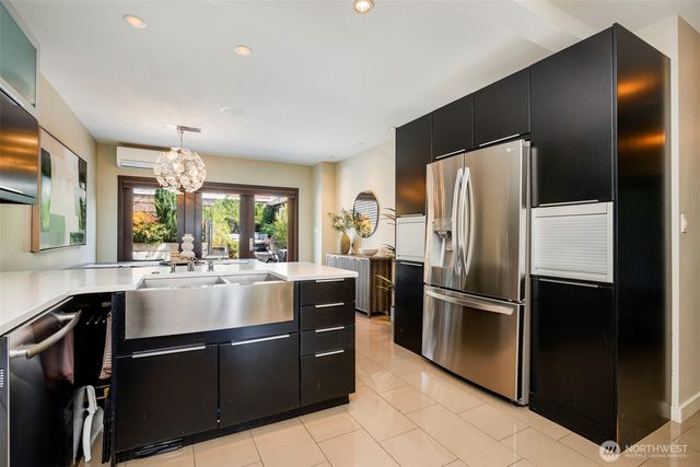 734 10th Avenue E, Seattle, WA 98102