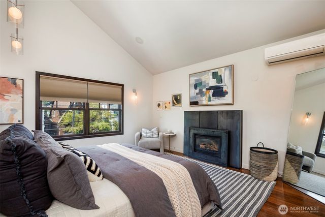734 10th Avenue E, Seattle, WA 98102