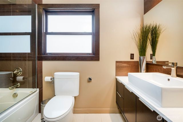 734 10th Avenue E, Seattle, WA 98102