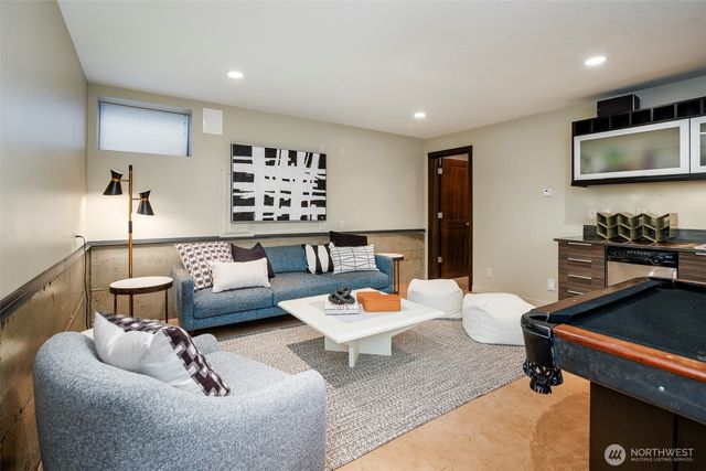 734 10th Avenue E, Seattle, WA 98102