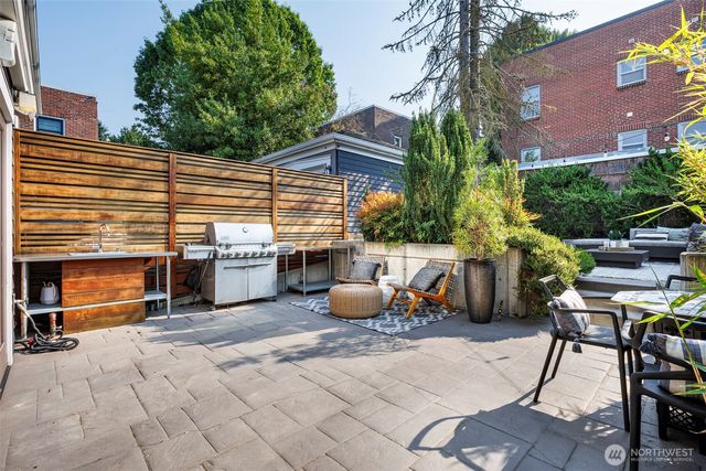 734 10th Avenue E, Seattle, WA 98102