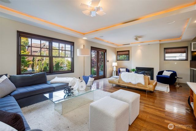 734 10th Avenue E, Seattle, WA 98102