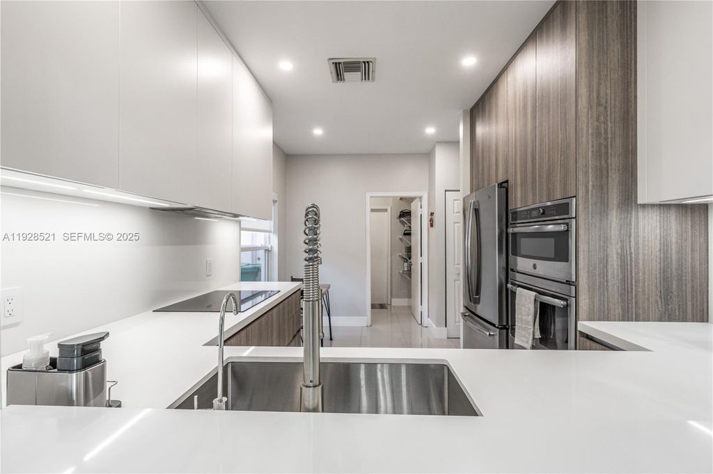 Image 10 of property listing at 17676 SW 20th St, Miramar, FL 33029