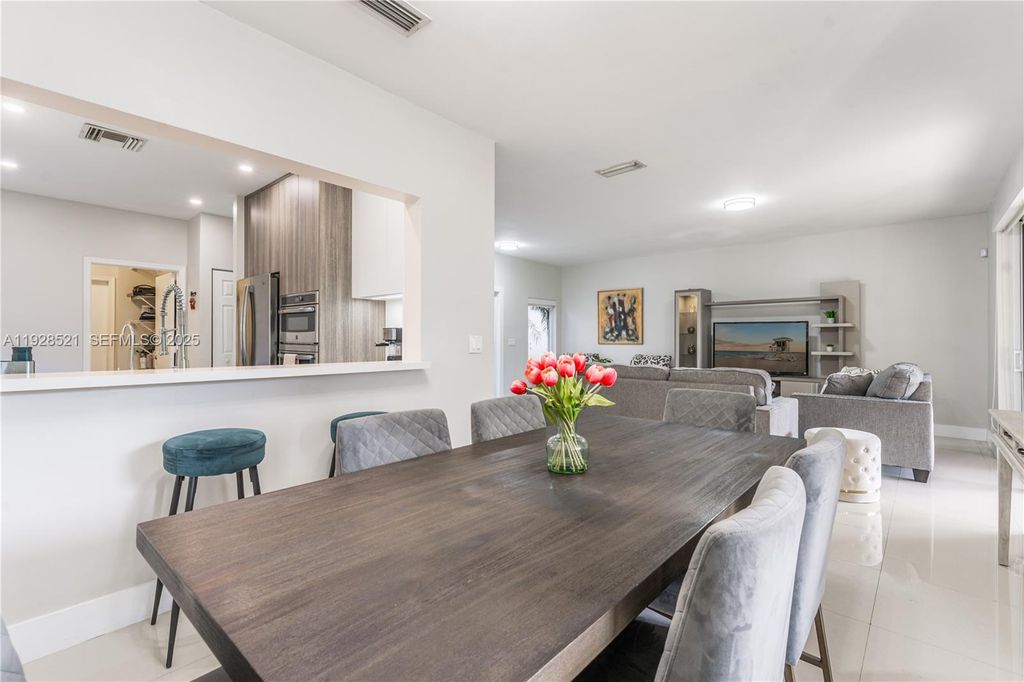 Image 7 of property listing at 17676 SW 20th St, Miramar, FL 33029