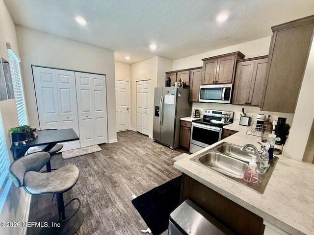 887 CAPITOL Parkway, Jacksonville, FL 32218