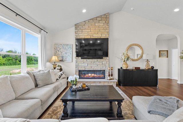 5752 N SEQUOIA DRIVE, Appleton, WI 54913