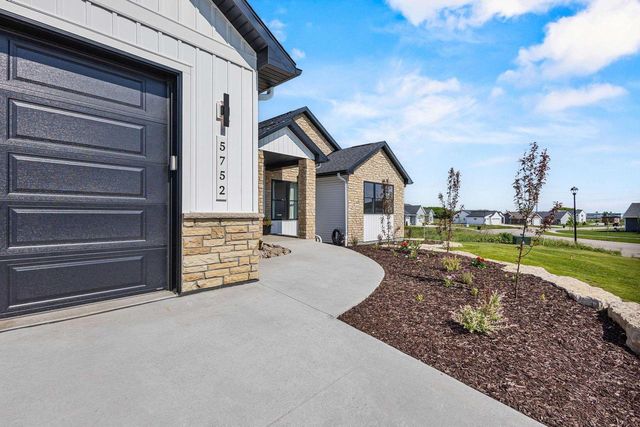 5752 N SEQUOIA DRIVE, Appleton, WI 54913