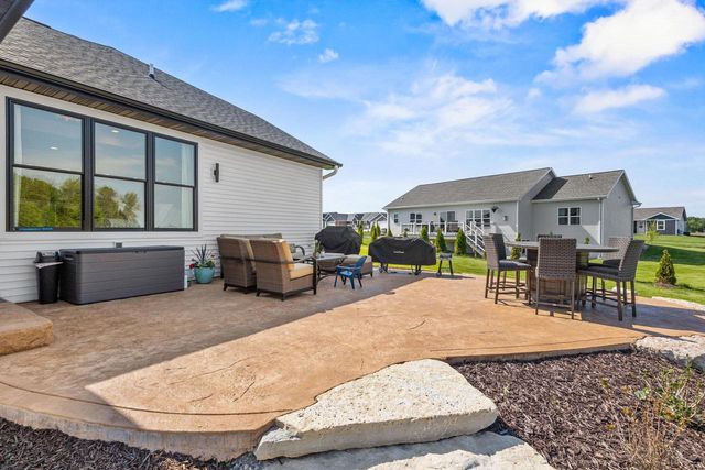 5752 N SEQUOIA DRIVE, Appleton, WI 54913