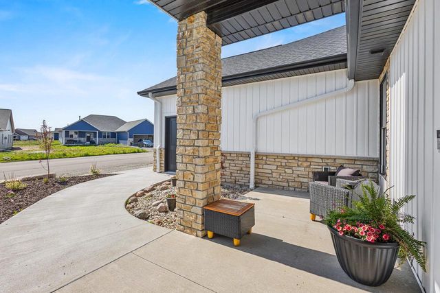 5752 N SEQUOIA DRIVE, Appleton, WI 54913