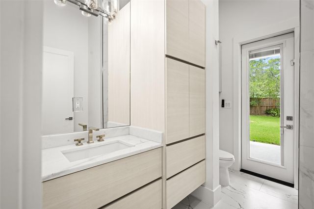 625 Piney Point Road, Houston, TX 77024