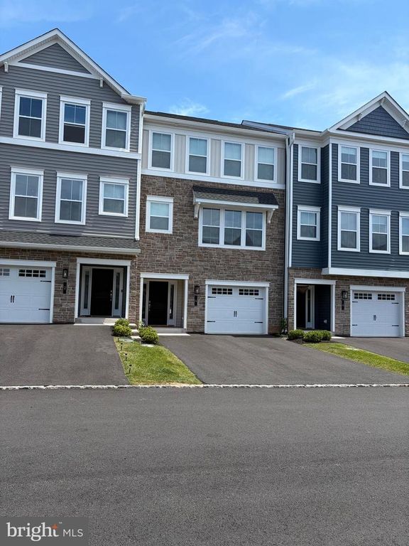 4 TURF CT, Royersford, PA 19468