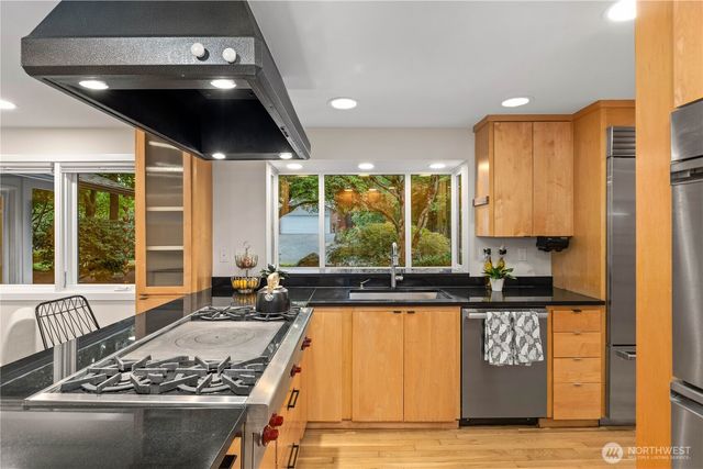 10527 SE 27th Street, Beaux Arts, WA 98004