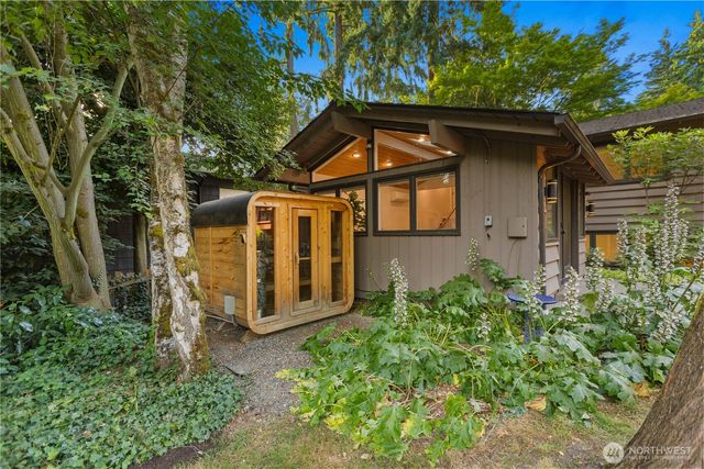 10527 SE 27th Street, Beaux Arts, WA 98004