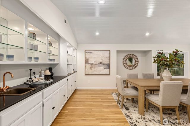 10527 SE 27th Street, Beaux Arts, WA 98004