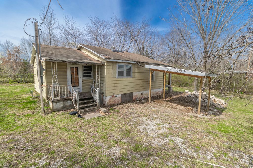 1102 WESTWINDS DR, Columbia, MO 65203