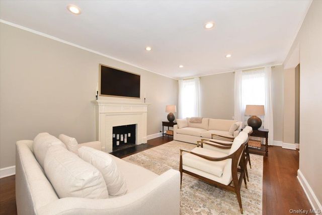 8 BARSTOW #6-D, Great Neck, NY 11021