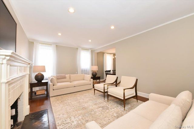 8 BARSTOW #6-D, Great Neck, NY 11021