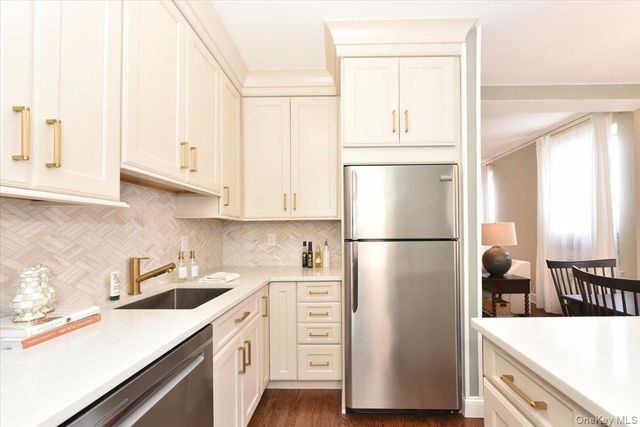 8 BARSTOW #6-D, Great Neck, NY 11021