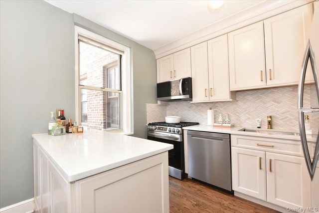 8 BARSTOW #6-D, Great Neck, NY 11021