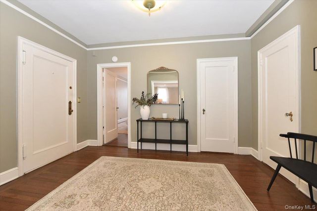 8 BARSTOW #6-D, Great Neck, NY 11021