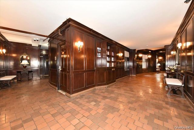 8 BARSTOW #6-D, Great Neck, NY 11021