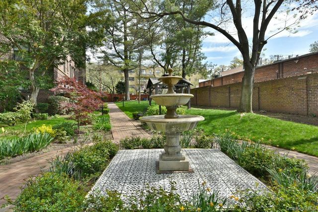 8 BARSTOW #6-D, Great Neck, NY 11021