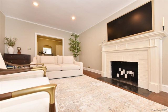 8 BARSTOW #6-D, Great Neck, NY 11021