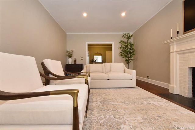 8 BARSTOW #6-D, Great Neck, NY 11021