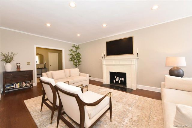 8 BARSTOW #6-D, Great Neck, NY 11021