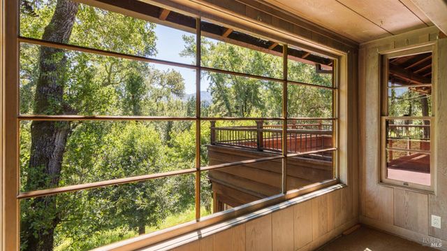 22 Oak Rd, Fairfax, CA 94930