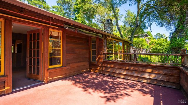 22 Oak Rd, Fairfax, CA 94930