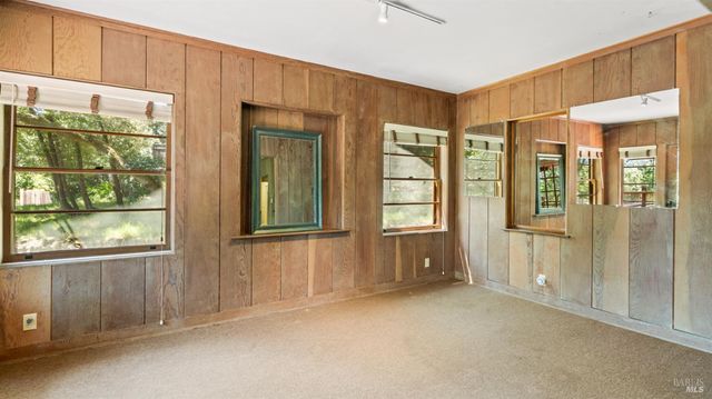 22 Oak Rd, Fairfax, CA 94930