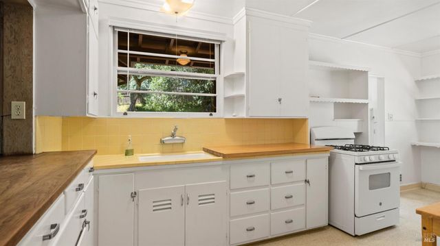 22 Oak Rd, Fairfax, CA 94930