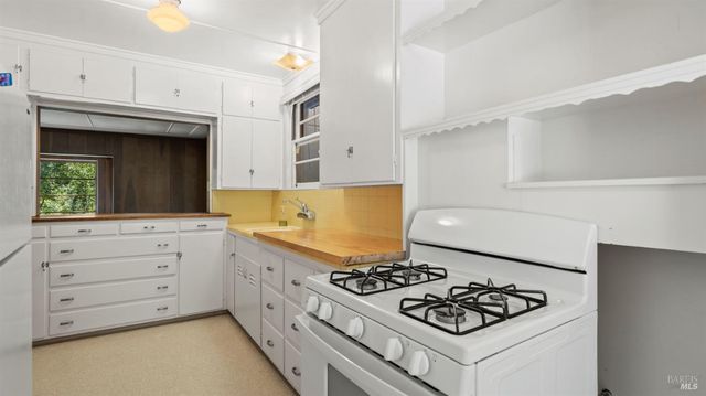 22 Oak Rd, Fairfax, CA 94930