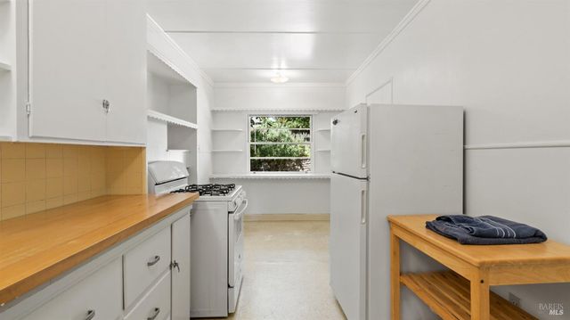 22 Oak Rd, Fairfax, CA 94930